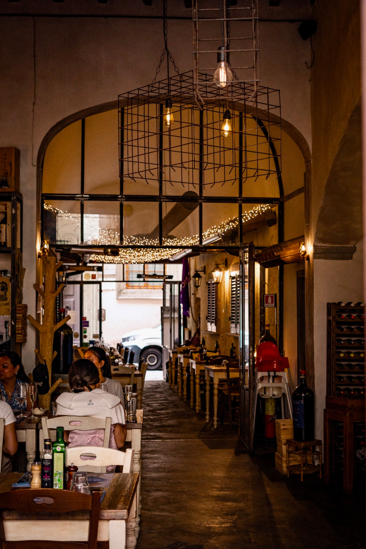 Italská restaurace ve večerním světle