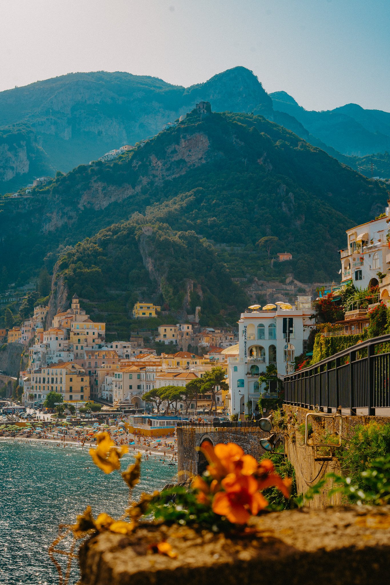 Pobřeží Amalfi s horami