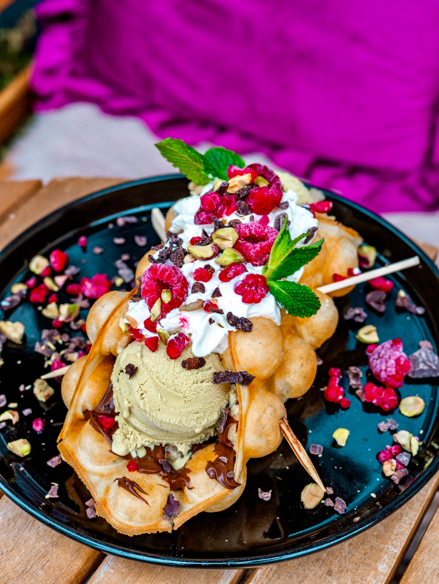 Bubble waffle s malinami