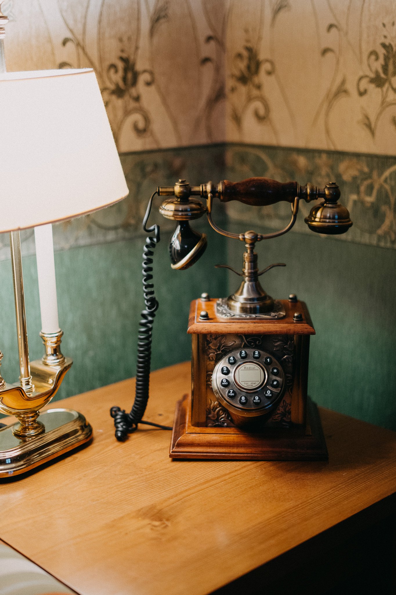 Vintage telefon a lampa na stole